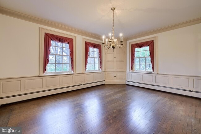 Building Photo - 226 E Caracas Ave