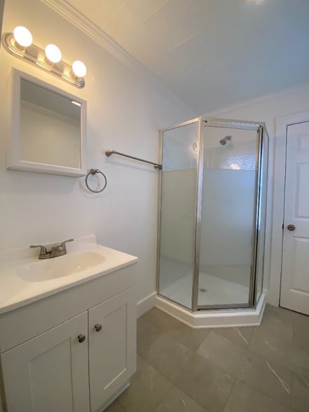 Building Photo - 412 E 7th St