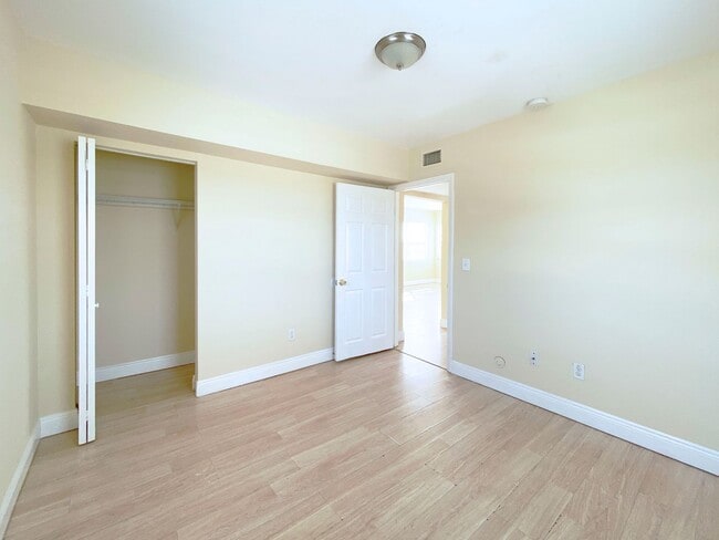 Building Photo - Spacious 2 Bedroom/ 1 Bath Available NOW!