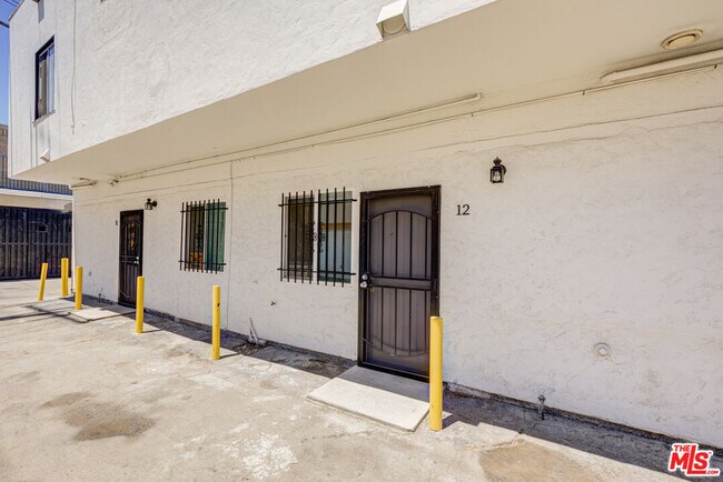 Building Photo - 324 E Esther St