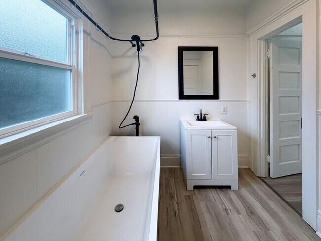 Building Photo - 577 Madison St