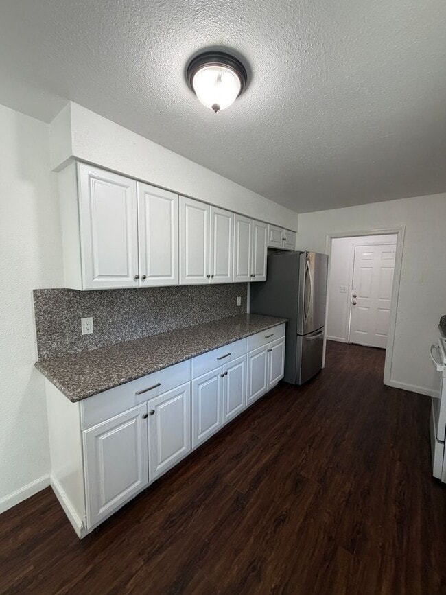 Building Photo - Charming 2-Bed, 1.5-Bath Home with 2-Car Garage in Hesperia, CA!