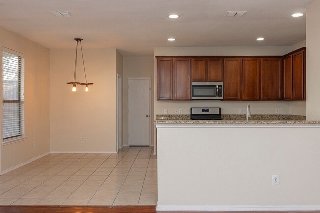 Building Photo - 5828 Pebble Ridge Dr