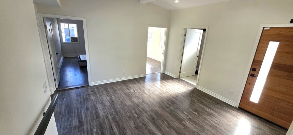Den - 13821 Burton St