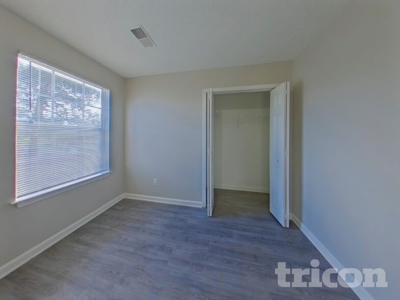 Building Photo - 255 Legend Oaks Dr