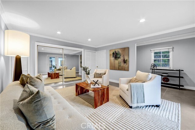 Building Photo - 725 N Doheny Dr