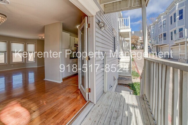 Building Photo - Riverview - Stunning 2 bed 2 bath Townhouse Great Location