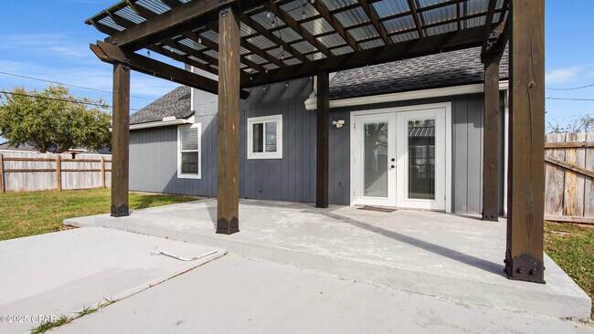Building Photo - 2400 Jason Dr