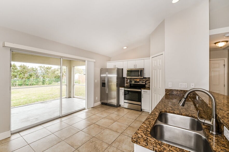 Building Photo - 845 SW 37th Ln