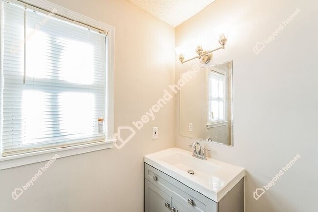Building Photo - Beautifully Modernized 3 BR and 2 BA in on...