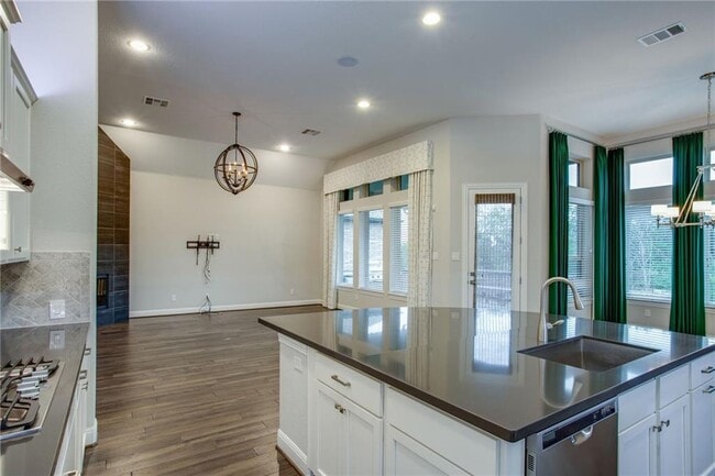 Building Photo - 820 Anahuac Dr