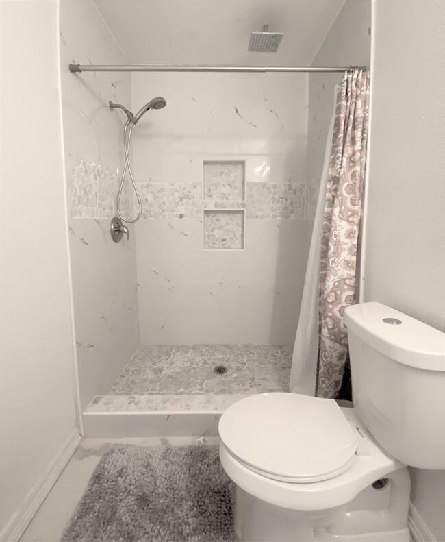 Building Photo - 3Bed/2 Bath Well kept and Upgraded! ( Mcal...