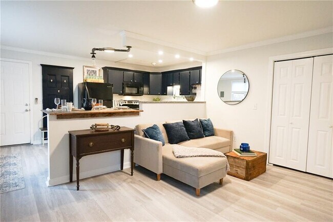 Building Photo - 603 Thames St