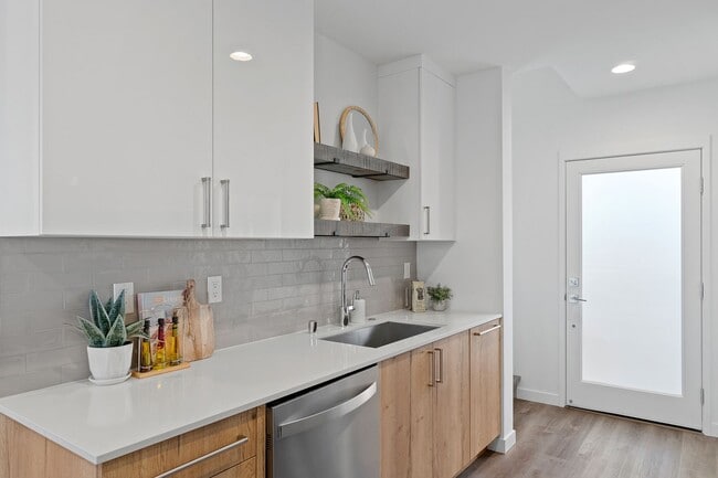 Building Photo - Modern 2bd/2ba Townhome with Rooftop & Par...