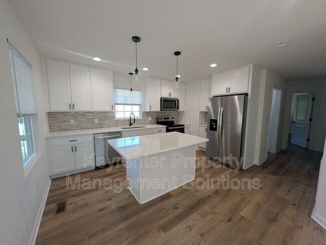 Building Photo - 55 Breezewood Dr