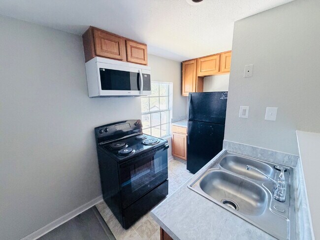 Building Photo - "Cozy 1-Bedroom Retreat in Haines City – Modern Comfort in 432 Sq Ft!"