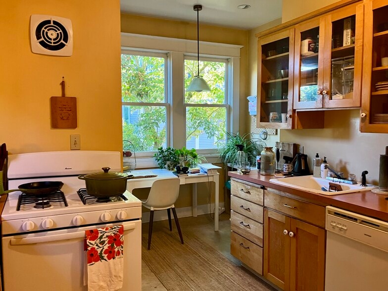 kitchen - 110 NE Monroe St