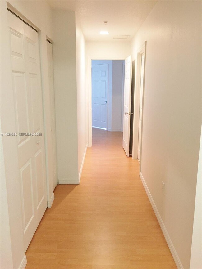 Building Photo - 8940 NE 8th Ave