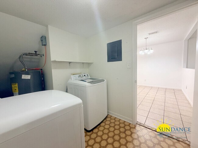 Building Photo - Beautiful 2 Bedroom townhome in Fort Walton Beach in between Hurlburt Field & Eglin Airforce Base!