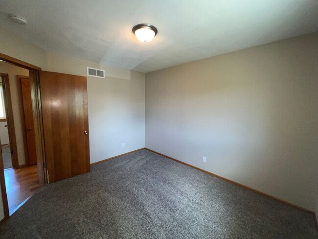 Building Photo - Spacious 3-bed, 2-bath Single Family Home!