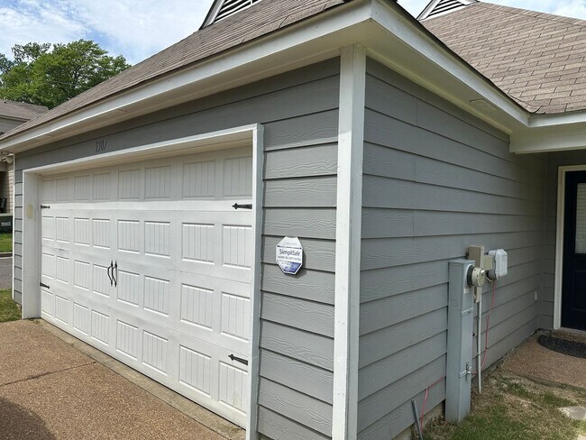 Building Photo - 1307 Larkin Ave