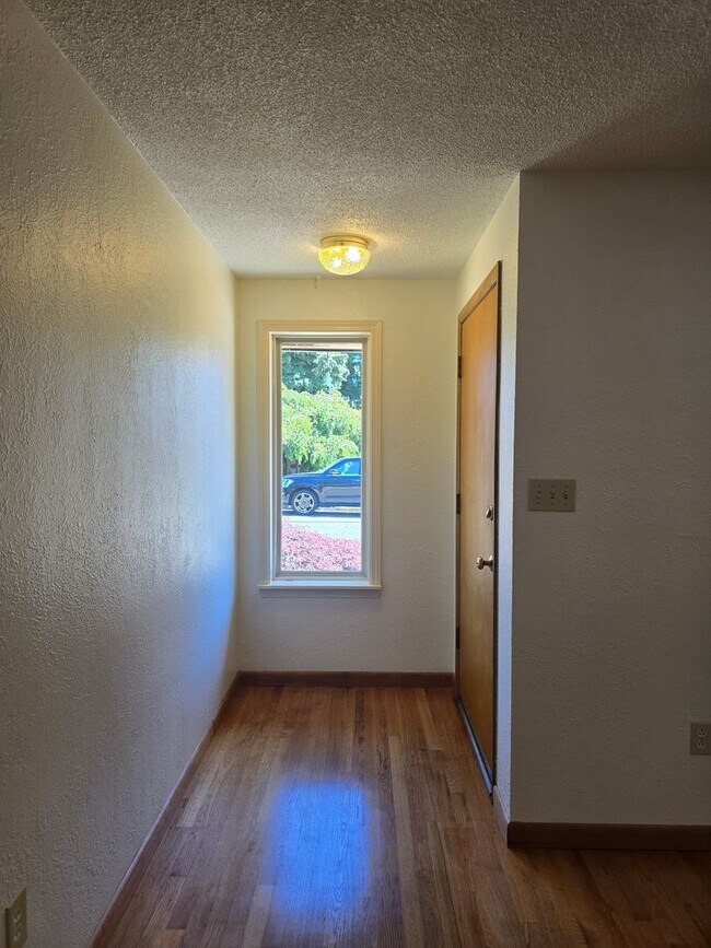 Building Photo - Spacious North Tacoma Rambler
