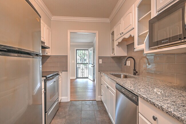 Building Photo - 2708 Schumway Dr