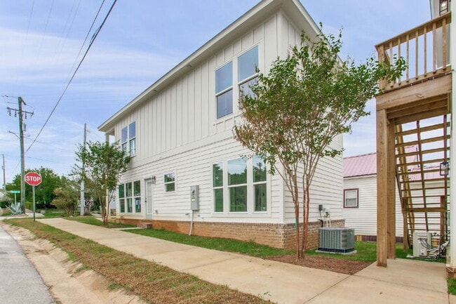 Building Photo - Build in 2025, 3 bed 3 bath near downtown!