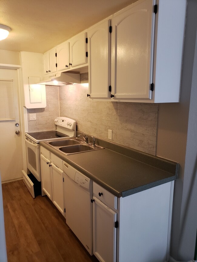 Building Photo - 38421 13th Ave