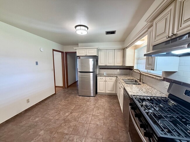 Building Photo - Charming 3BD 1BA Home in Yukon!!