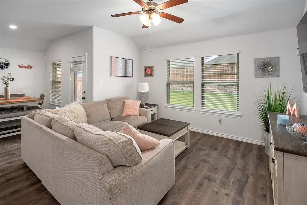 Building Photo - 604 Saddle Club Way