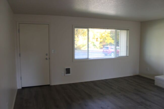 Building Photo - 4 Bed 2 Bath Hillsboro Ranch