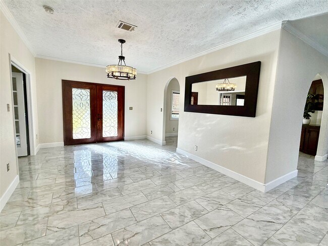 Building Photo - 2502 Lake Gardens Ct