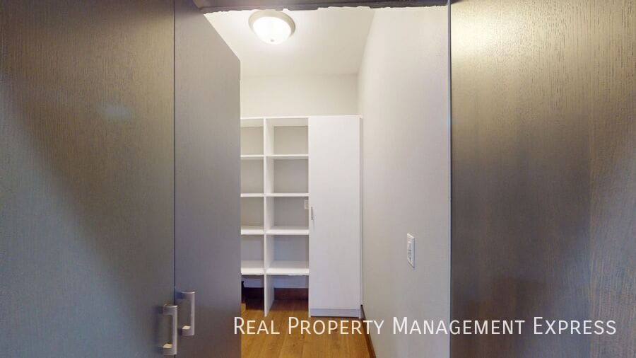 Building Photo - Beautiful 7 Bedroom 4 Bath Residence with ...