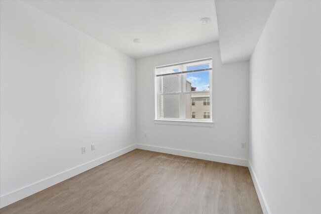 Interior Photo - 2520 N Front St