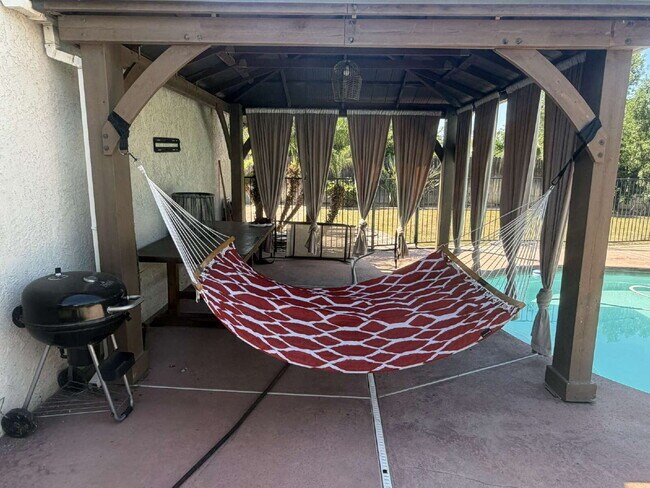 Building Photo - Beautiful 3 Bed / 2 Bath Home with Backyard Oasis & Pool!
