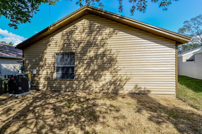 Building Photo - Inviting Home in Sanford, FL