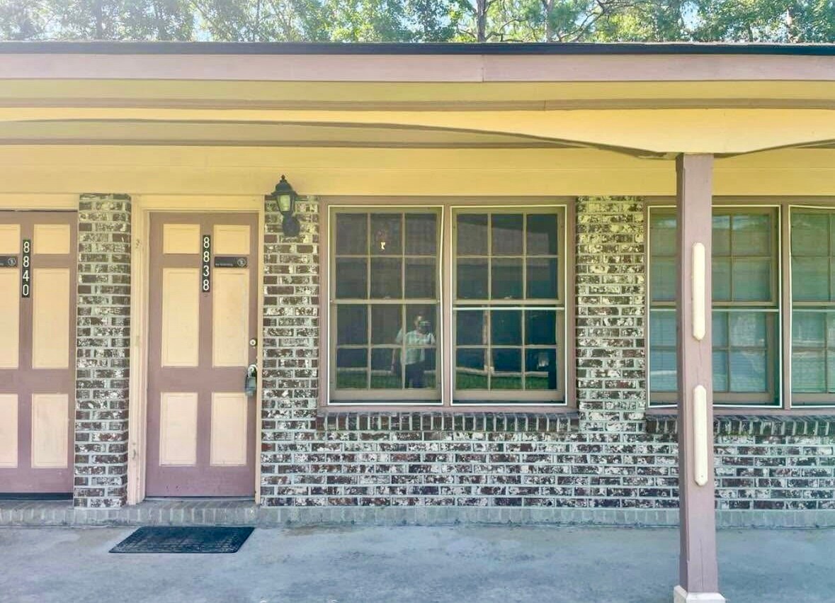 Building Photo - 8836 Deerwood Dr