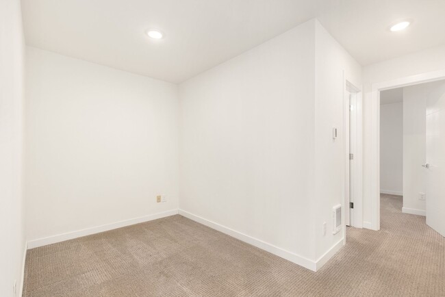 Building Photo - 2 Bedroom PLUS DEN - West Seattle Townhome