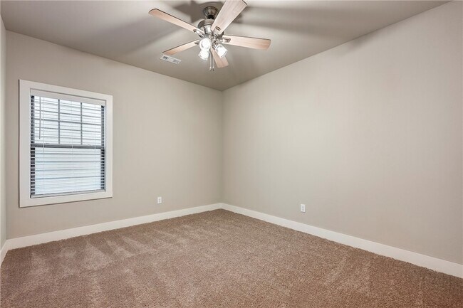 Building Photo - 815 NE Hts Ln