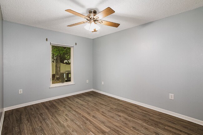 Building Photo - FOR RENT:  4 BEDROOM 2, BATHROOM HOME IN H...