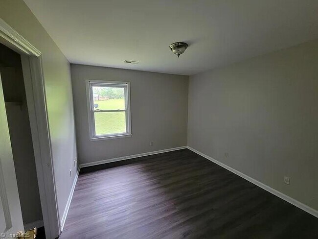 Building Photo - 1615 E 10th St