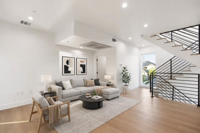 Building Photo - 828 N Detroit St