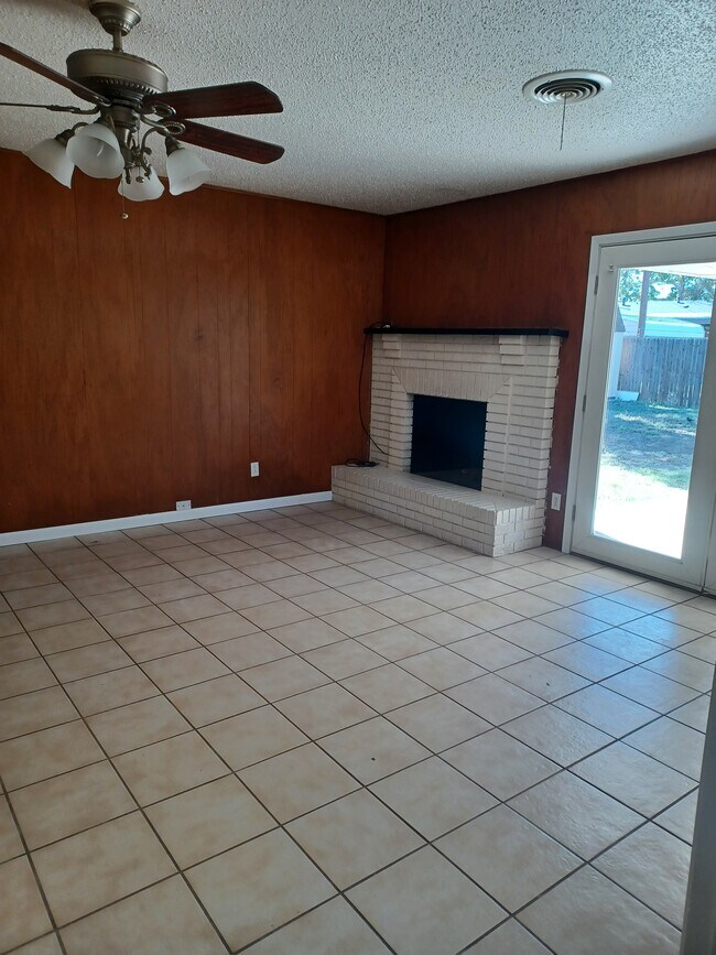 Building Photo - 120 Sandy Ln