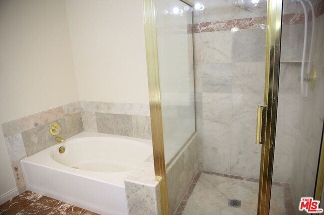 Building Photo - 4830 Elmwood Ave