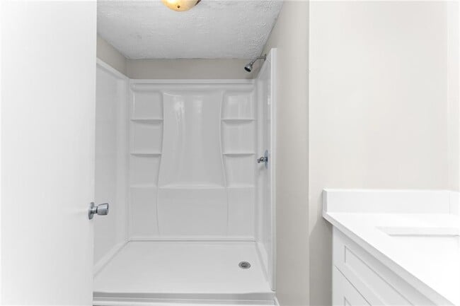 Building Photo - 121 Mark Twain Cir