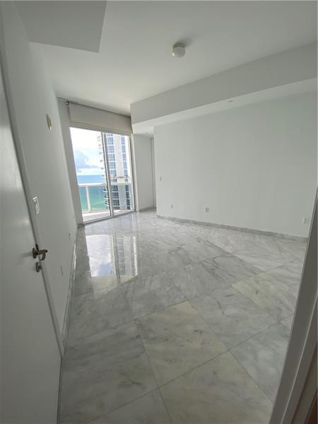 Building Photo - 16001 Collins Ave