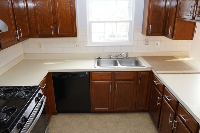 Building Photo - 4 Bedroom 3.5 Bath Townhome in Woodbridge, VA