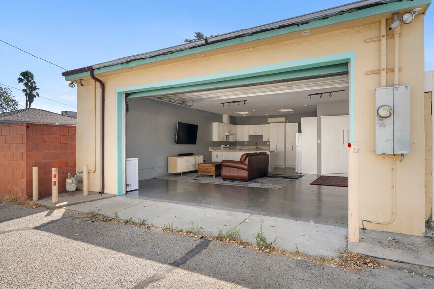 Building Photo - 3215 W Chandler Blvd