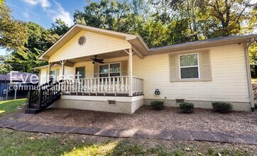 Building Photo - 3 Bed/2 Bath Home with Fenced Yard / Available Now!